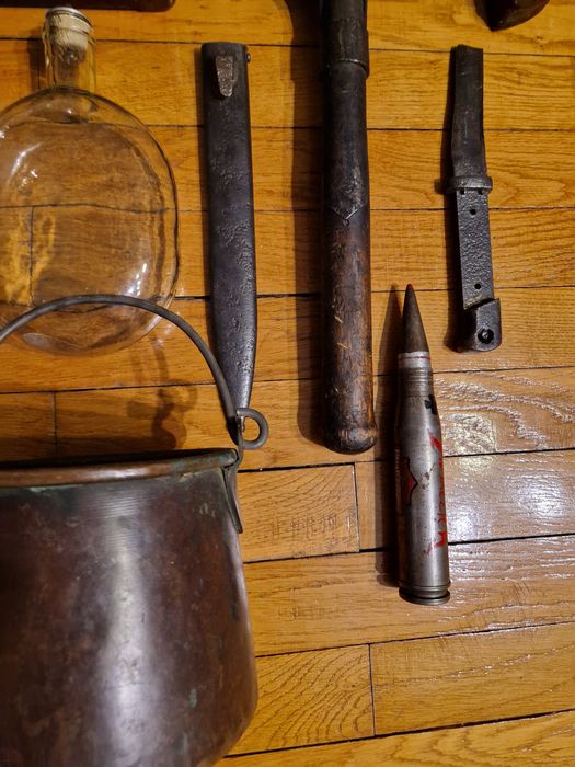 Stare zabytkowe przedwojenne militaria hełm bagnet manierka menażka wh