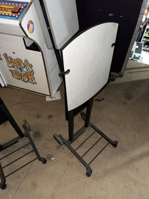 Suporte metálico com rodas para retroprojetor (OHP)