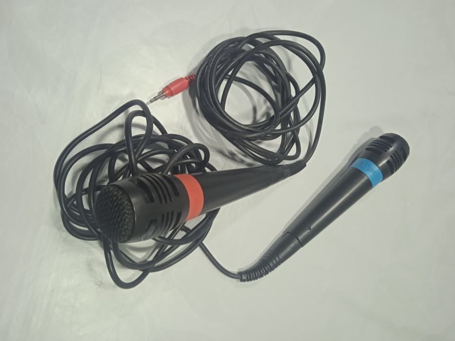 Dois microfones como novos