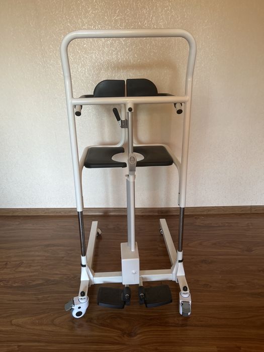 Wózek inwalidzki sanitarny elektrycznie podnoszony BMW02