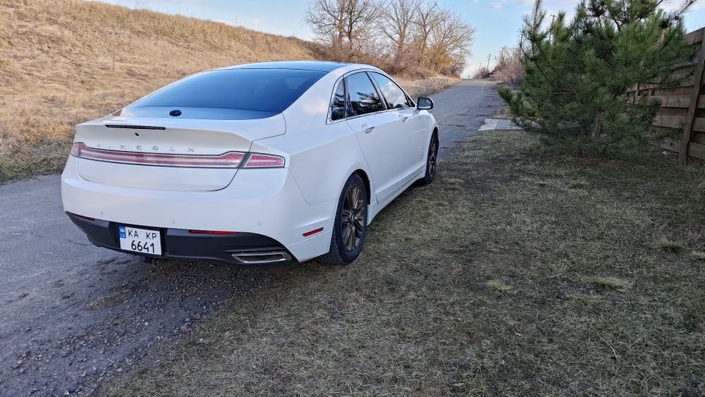 Гібрид бізнес класу. Розхід 5,5 по місту