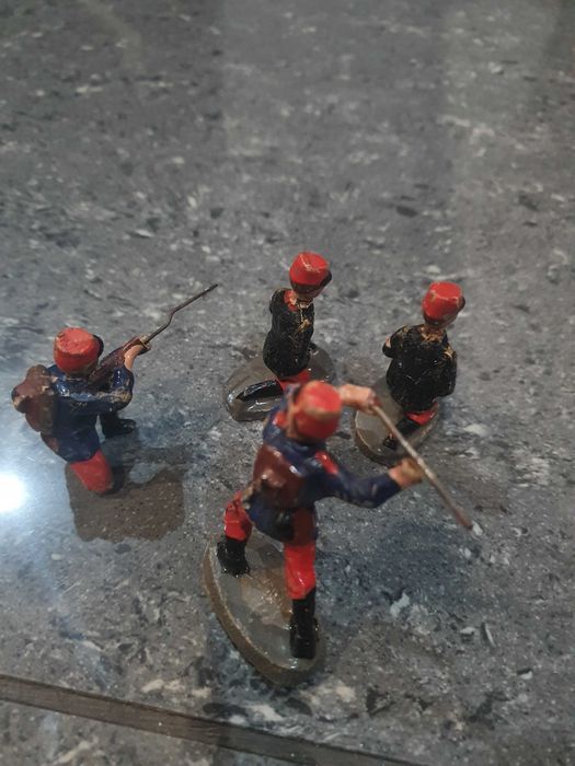 Bardzo stare żołnierzyki z elastoliny