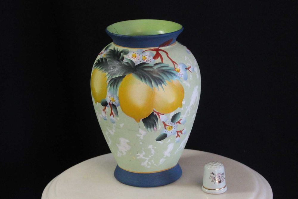 Vaso ou jarra de cerâmica com decoração de limões