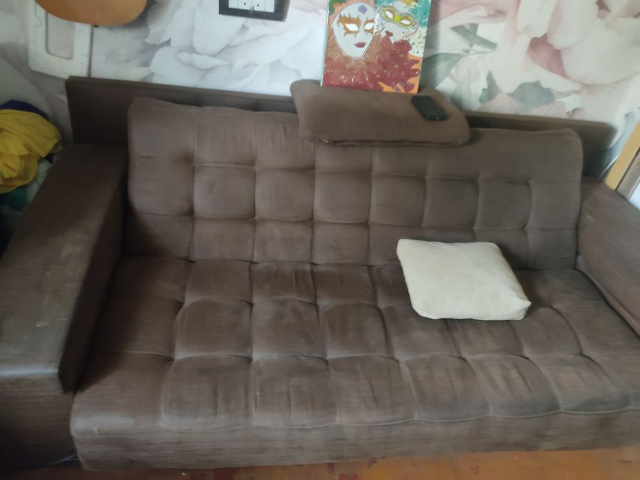 Продам диван 2на2 вмонтированные в подголовнике тумбочки с подушками