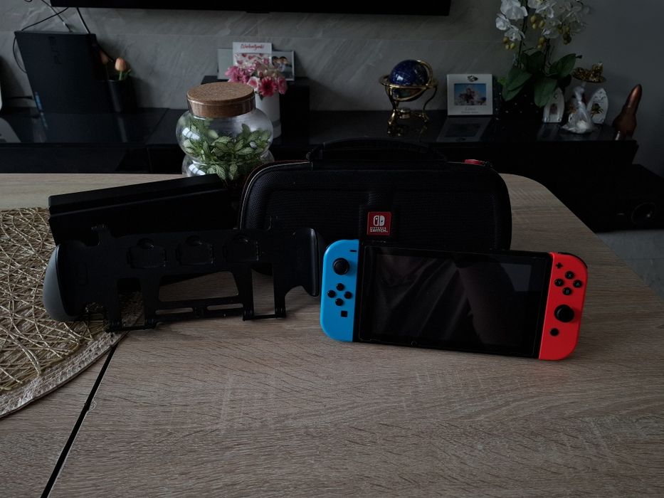 Nintendo Switch V2 – pełny zestaw, dobry stan