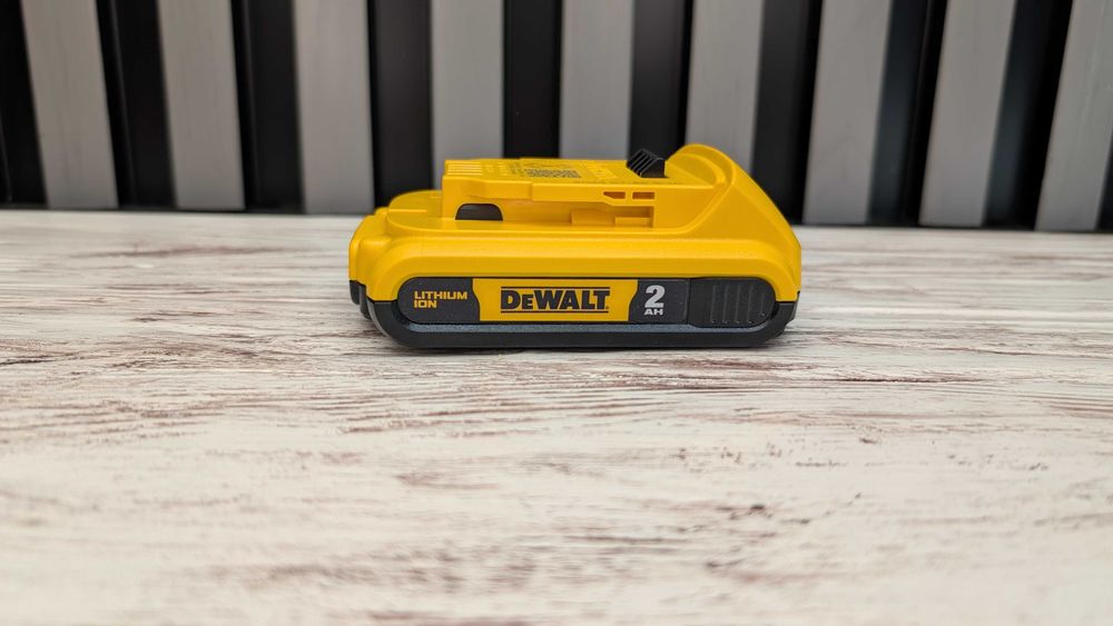 Акумулятор батарея DeWALT DCB203 2Ah