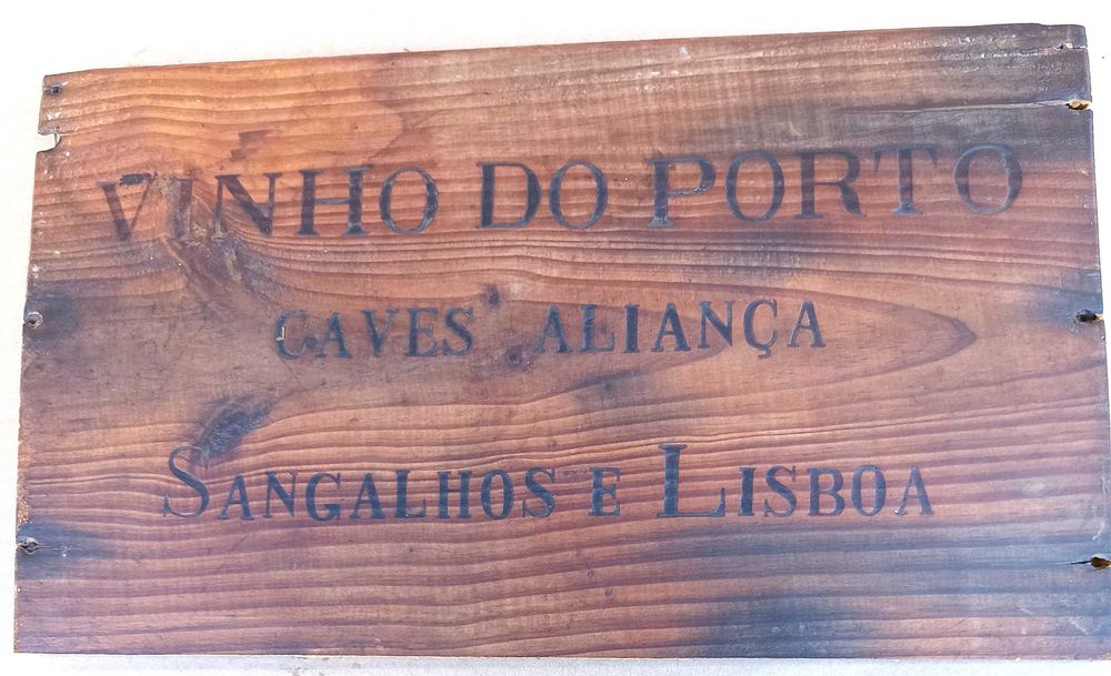 Tábuas de caixa de vinho com mais de 70 anos
