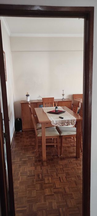 Mobília de sala de jantar em pinho como nova