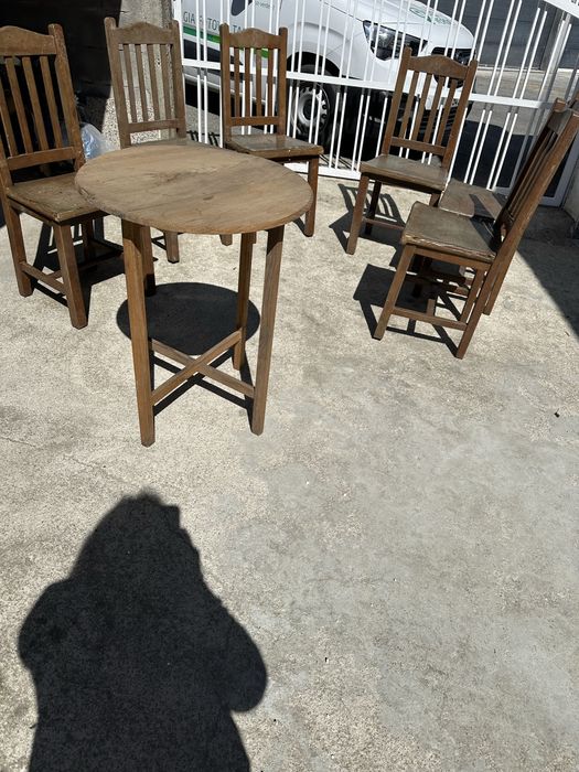 Vendo 6 cadeiras em madeira e mesa pequena