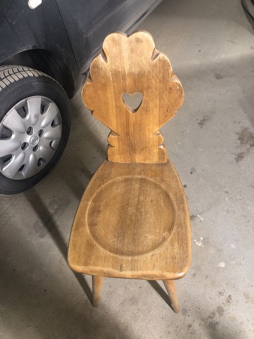 Stare krzesla góralskie.