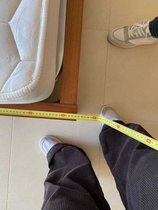 Cama de casal em madeira maciça com estrado incluído em ótimo estado