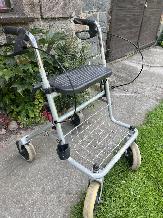 Balkonik, rolator na kółkach z koszuczkiem