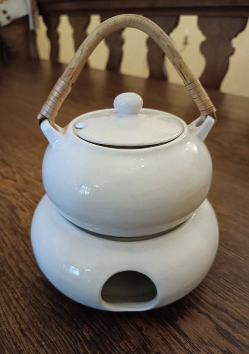 Naczynie porcelanowe z podgrzewaczem