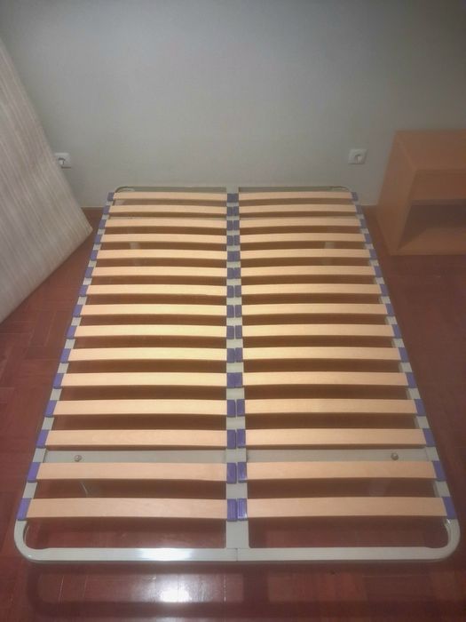 Cama casal com colchão (pequena)