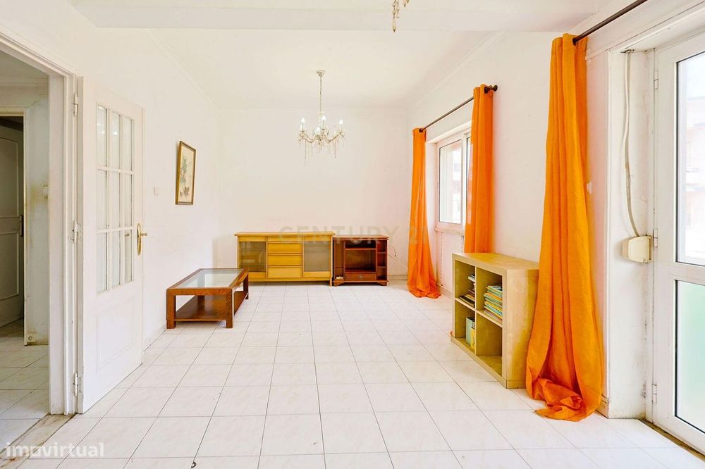 Apartamento T2, com Varanda e Terraço, Centro da Costa de Caparica.