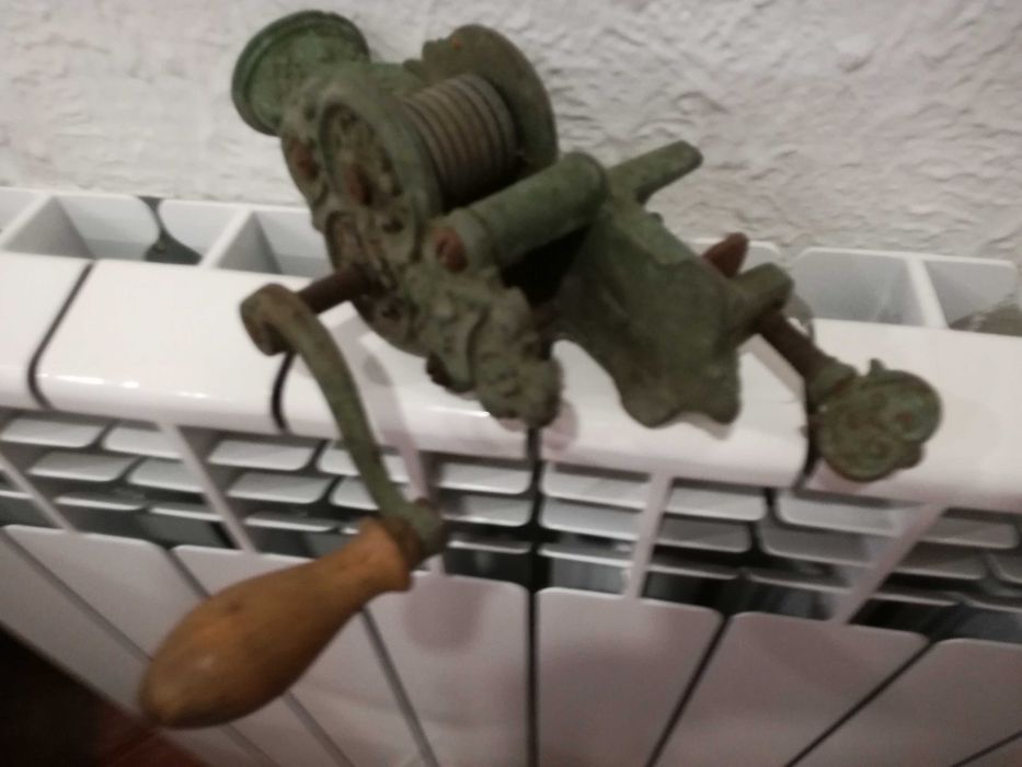 Antigo Cortador de Feijão Verde c/ Cabo Manivela em Madeira