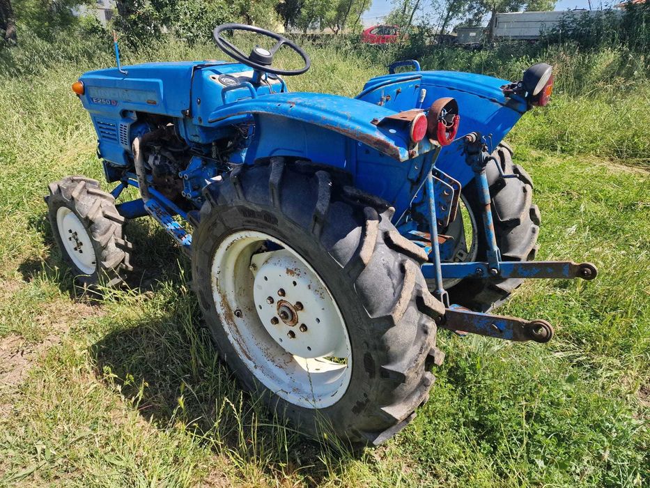 Trator Hinomoto E250D matriculado - Motor de 3 cilindros