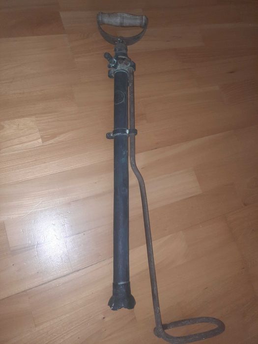 Stary  opryskiwacz ręczny.