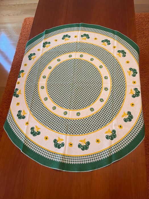 Toalha de mesa redonda branca, amarela e verde com motivos de cerejas