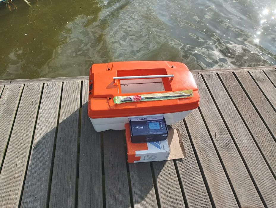 Łódka zanętowa Szanti z autopilotem X Pilot Toslonn