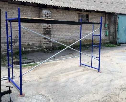 Ліса. Риштовка. Вишка тура. Строительные леса. Будівельні риштування