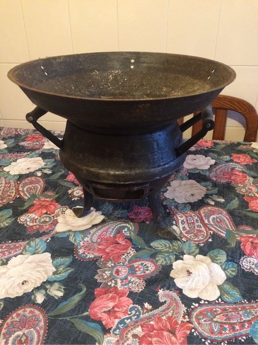 Chaleira antiga em cobre e assador antigo em ferro e panela ferro