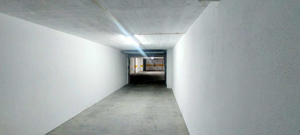 Box fechada para dois carros