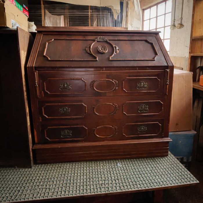 Escravaninha/Secretária antiga em madeira maciça, com design clássico e elegante. Peça robusta, ideal para escritório, sala ou decoração vintage.