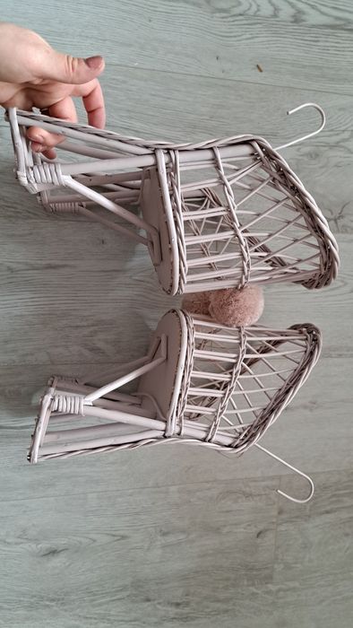 Koszyk wiklinowy rowerowy dla lalek brudny róż pompon