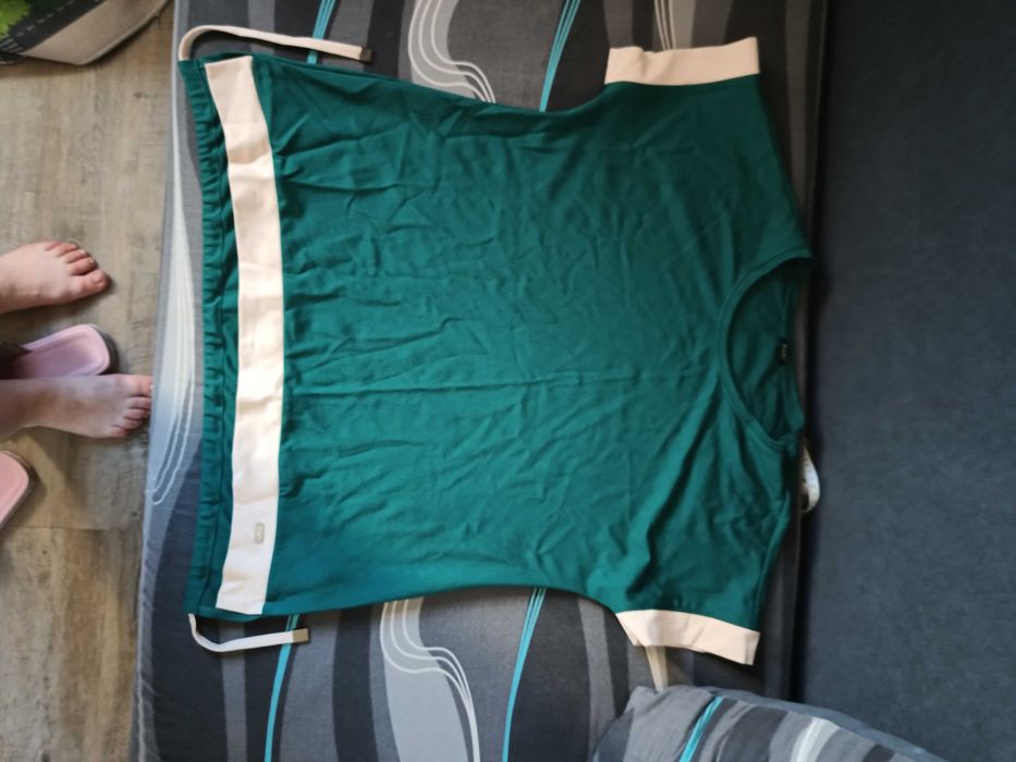 Zielony komplet dresowy.