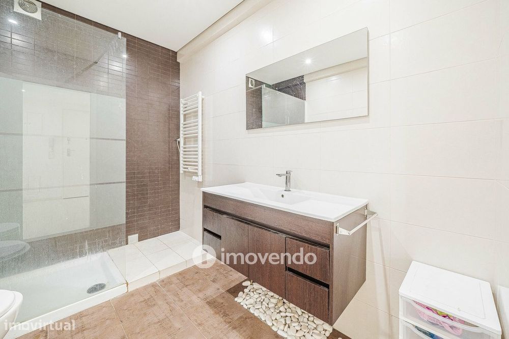 Apartamento T2 luminoso, totalmente remodelado, em Corroios