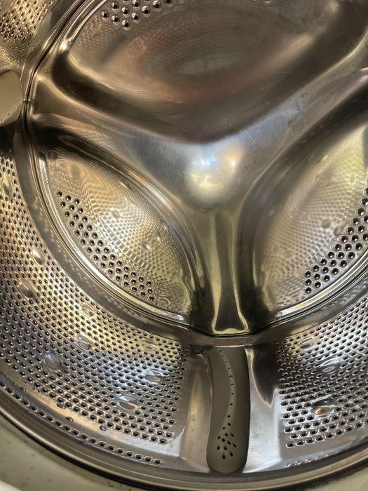 Máquina de lavar roupa Candy 8kg com fuga de água avariada