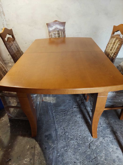 Stół z litego drewna,sześć tapicerowanych krzeseł