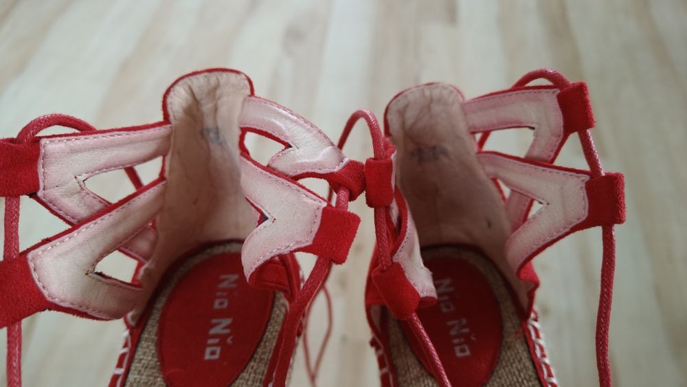 Espadryle czerwone wiązane na kostkach