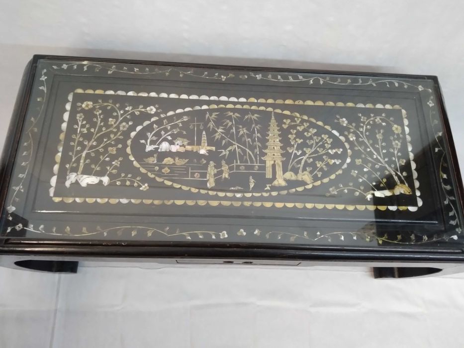 Mesa de centro oriental com aplicação de madrepérola