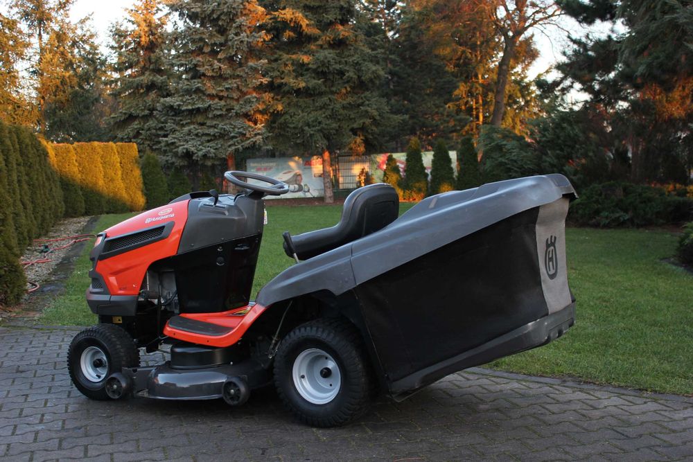 Husqvarna Tc 142  V2 TRAKTOREK Kosiarka Brigss & Stratton