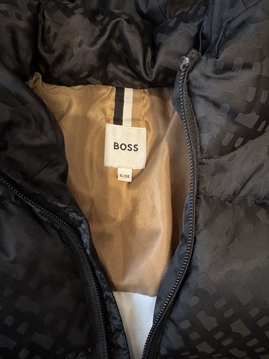 Черная куртка Boss 5-6 лет