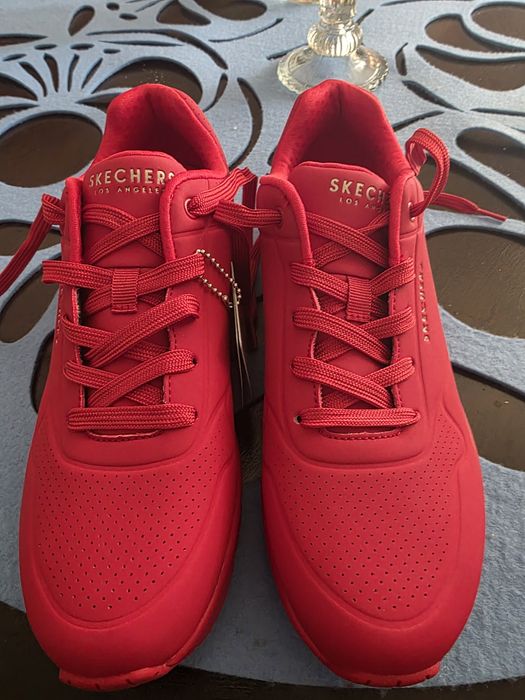 Czerwone skechersy