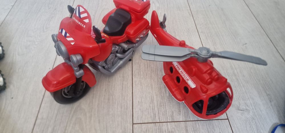Plastikowy samolot i motocykl