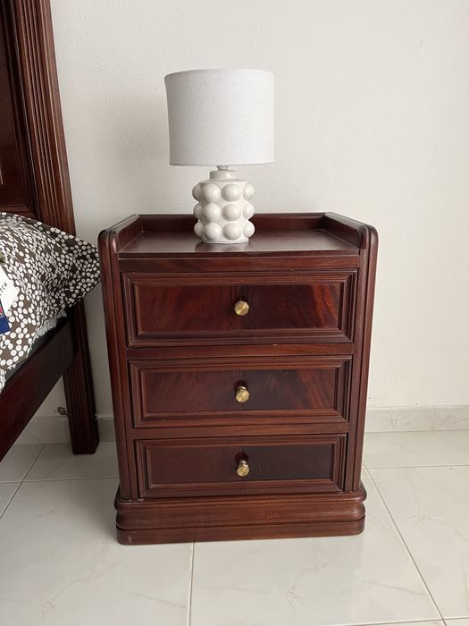 Mesa de cabeceira em mogno