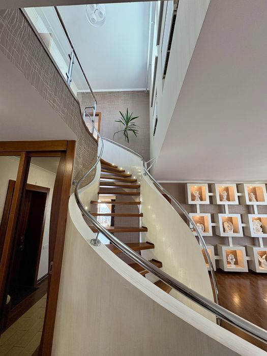 Продам 2-во поверхову квартиру в центрі міста