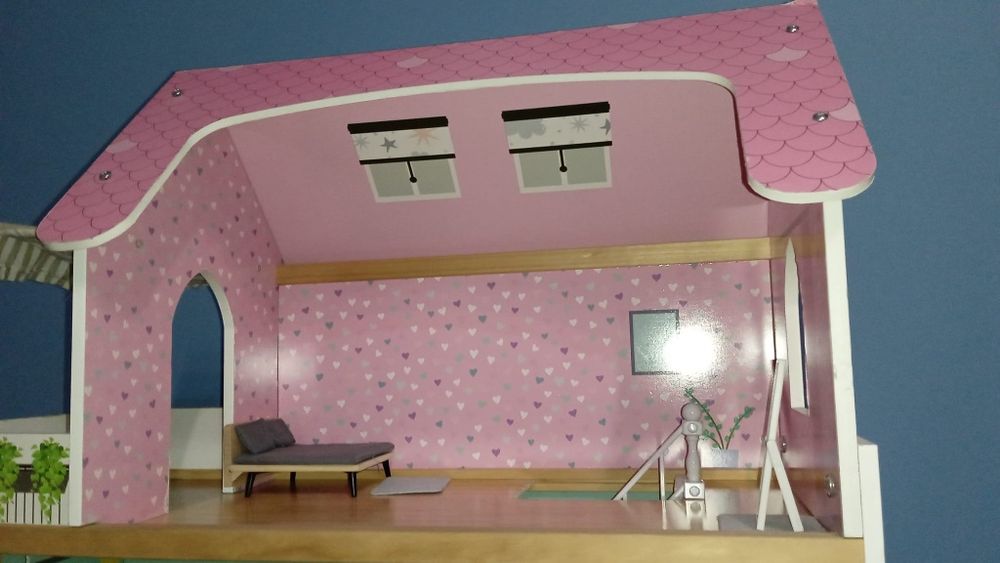 Drewniany domek dla lalek