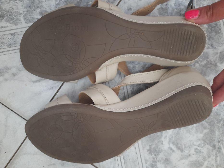 Foodglove Original Skórzane beżowe sandałki na klinie 37.5