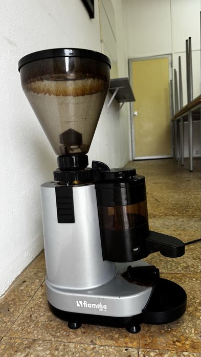 Máquina de café industrial + moinho – moinho funcional, máquina por testar