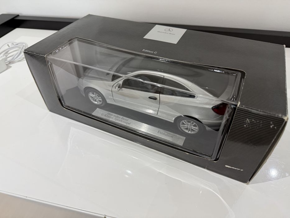 Miniatura Mercedes Sportcoupe CL203 (1:18) 180 200 220 230