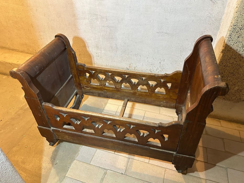 Berço antigo em madeira