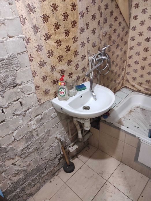 Сдам двухкомнатную гостинку  по улице Ньютона