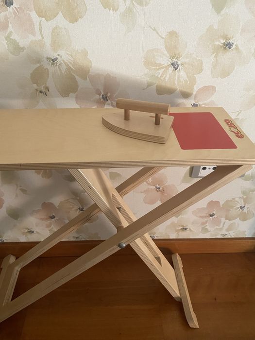 Tábua de passar a ferro de brincar (em madeira)