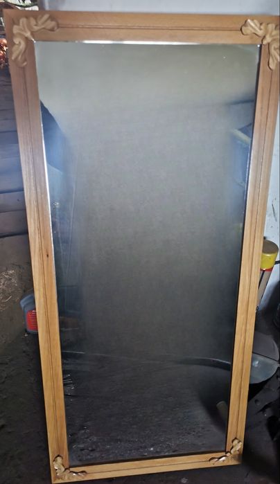 Lustro z drewnianą ramą