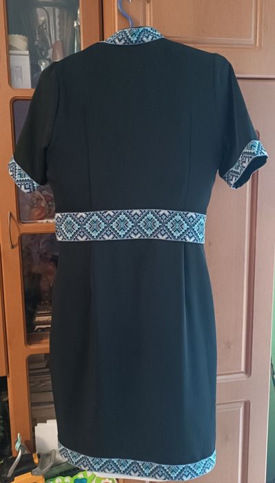 Плаття вишите нитками.